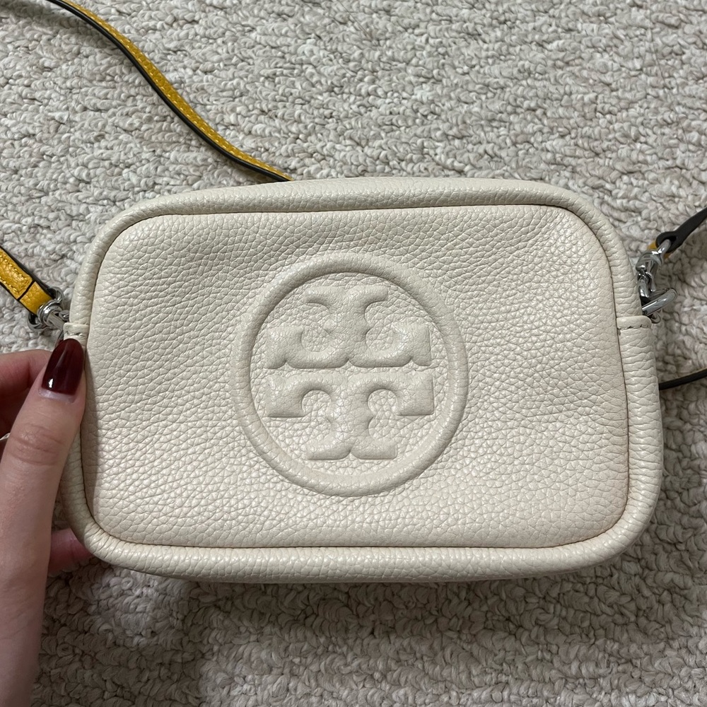 Brand new Tory Burch bag! I’ve only used it out like 3-4 times.